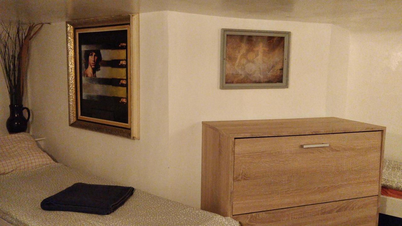 Prague "Above Train Central" Hostel Екстериор снимка