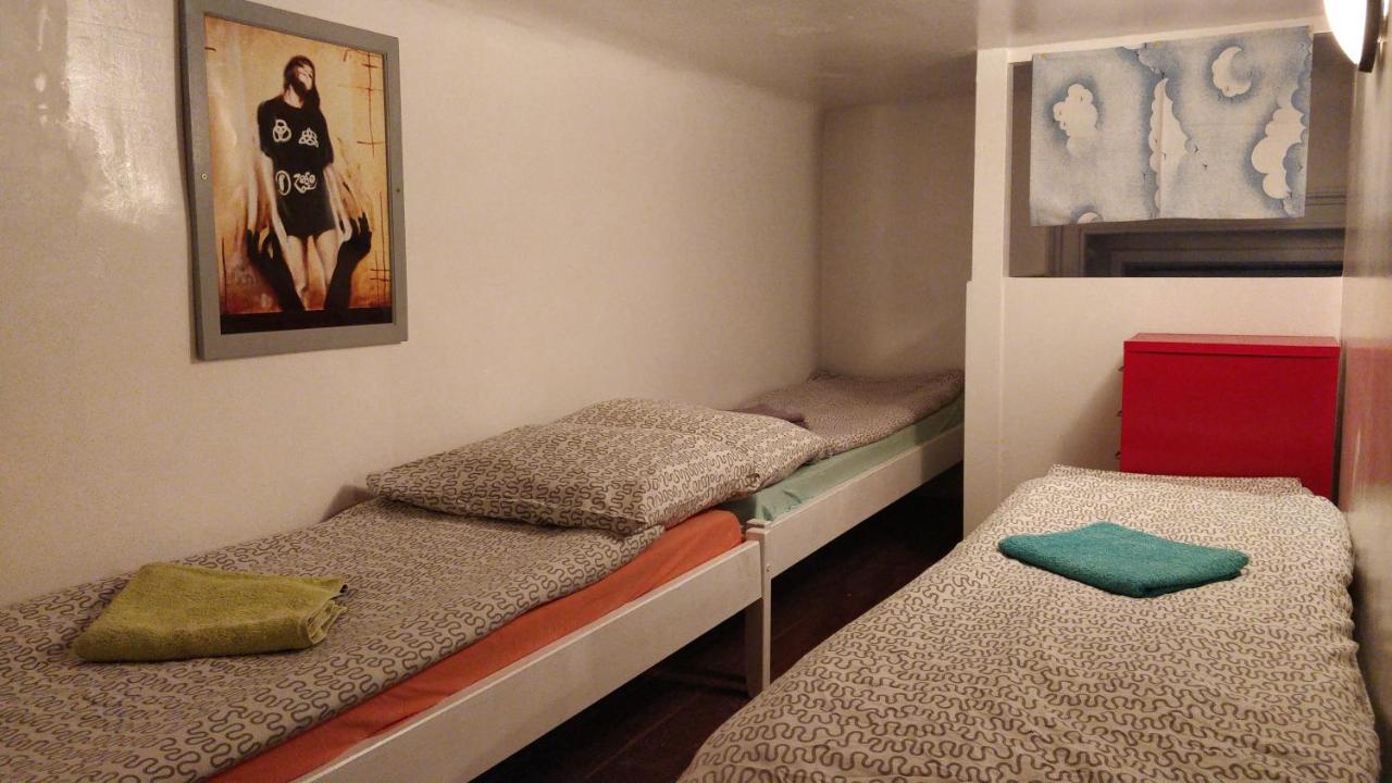 Prague "Above Train Central" Hostel Екстериор снимка